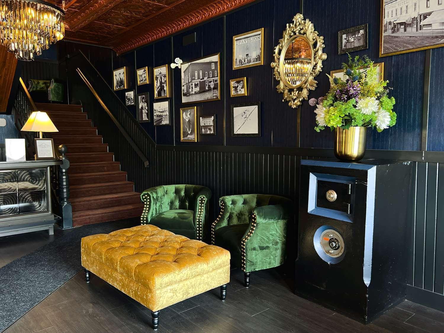 Midnight Sun, A Coast Hotel Dawson City Bagian luar foto