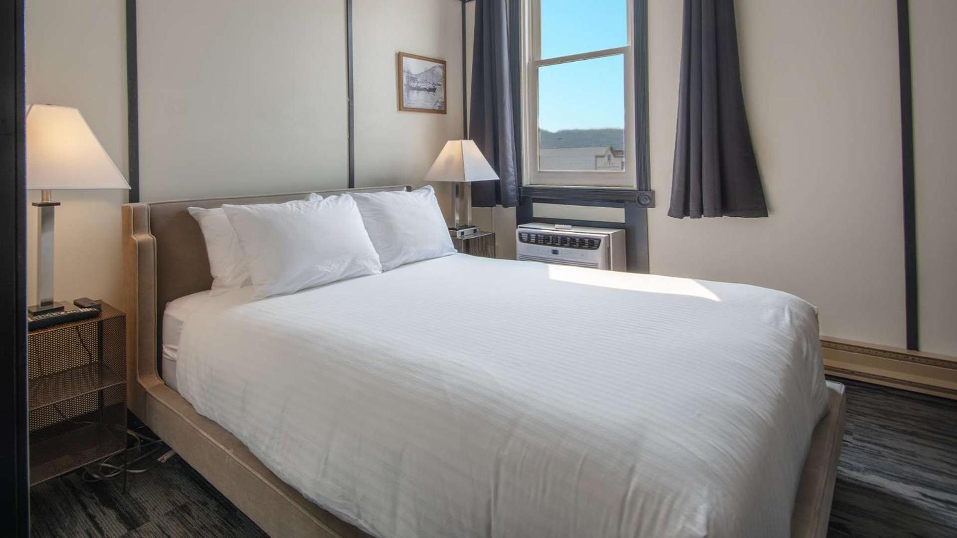 Midnight Sun, A Coast Hotel Dawson City Bagian luar foto