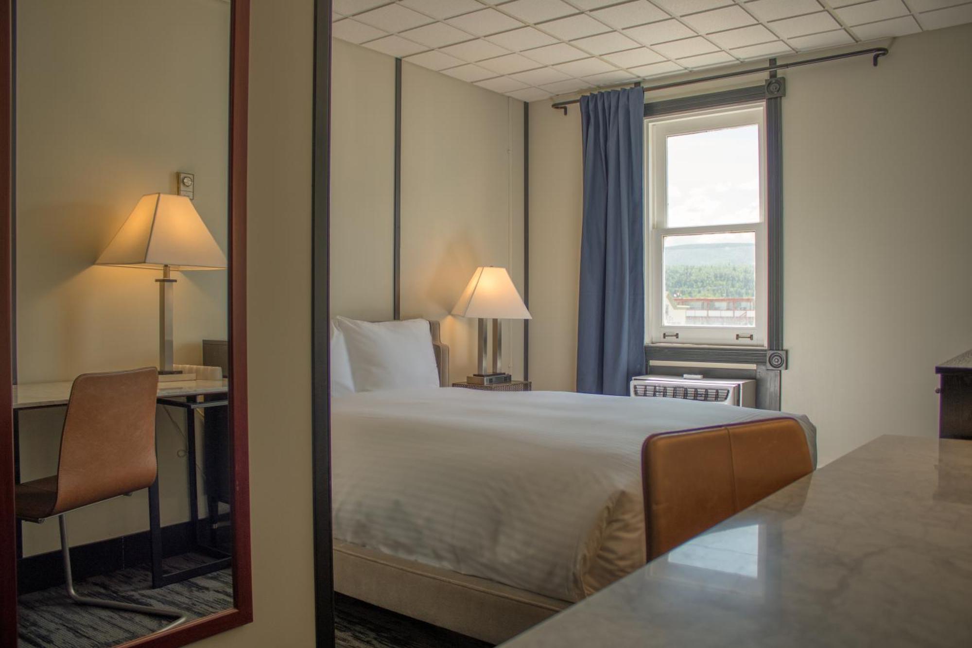 Midnight Sun, A Coast Hotel Dawson City Bagian luar foto