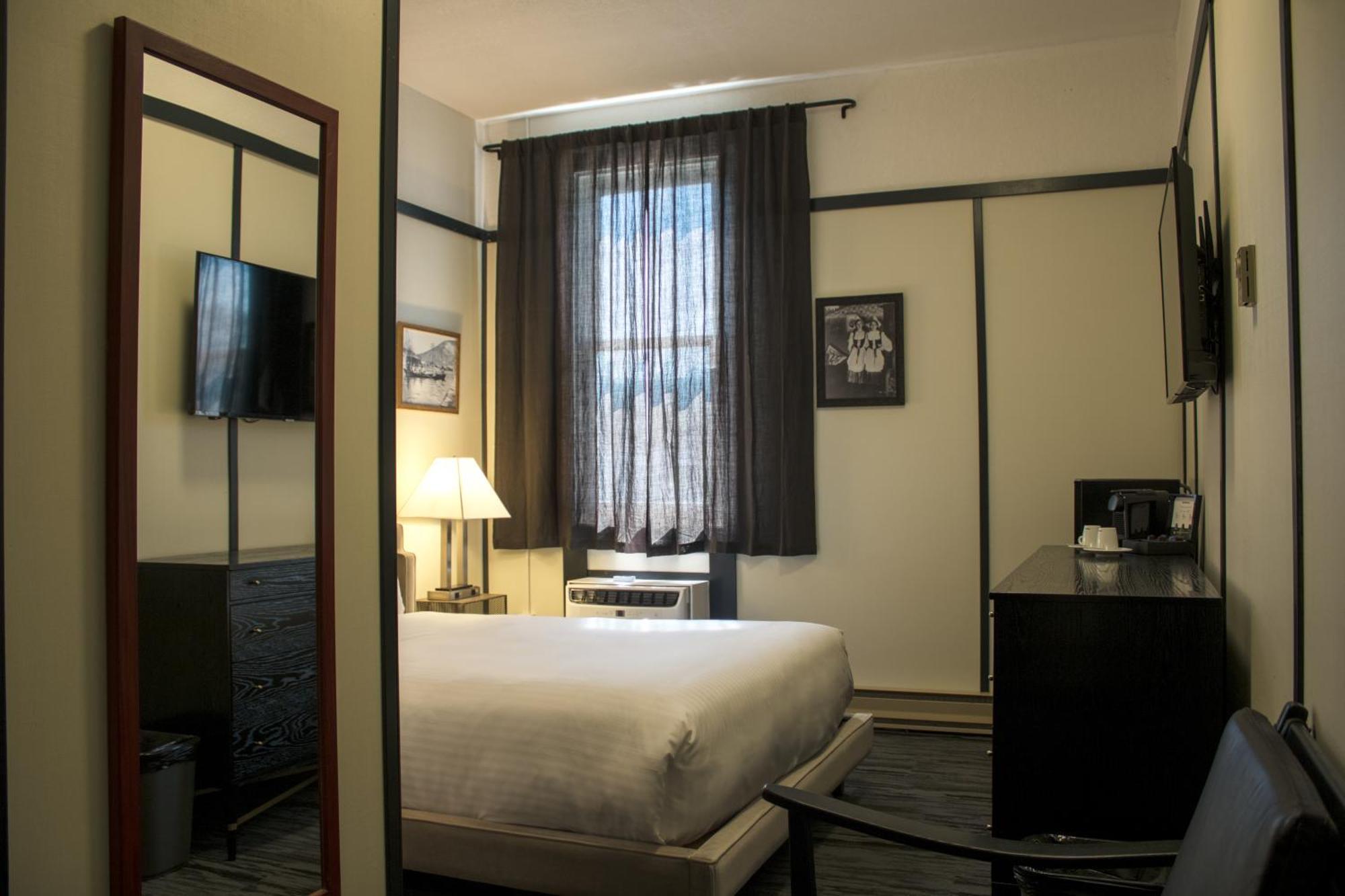 Midnight Sun, A Coast Hotel Dawson City Bagian luar foto