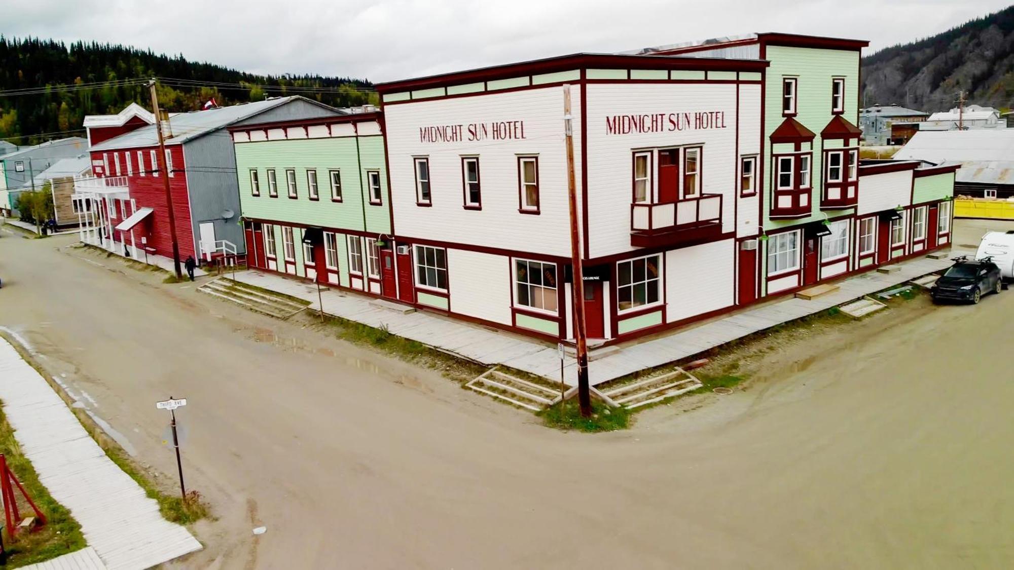 Midnight Sun, A Coast Hotel Dawson City Bagian luar foto