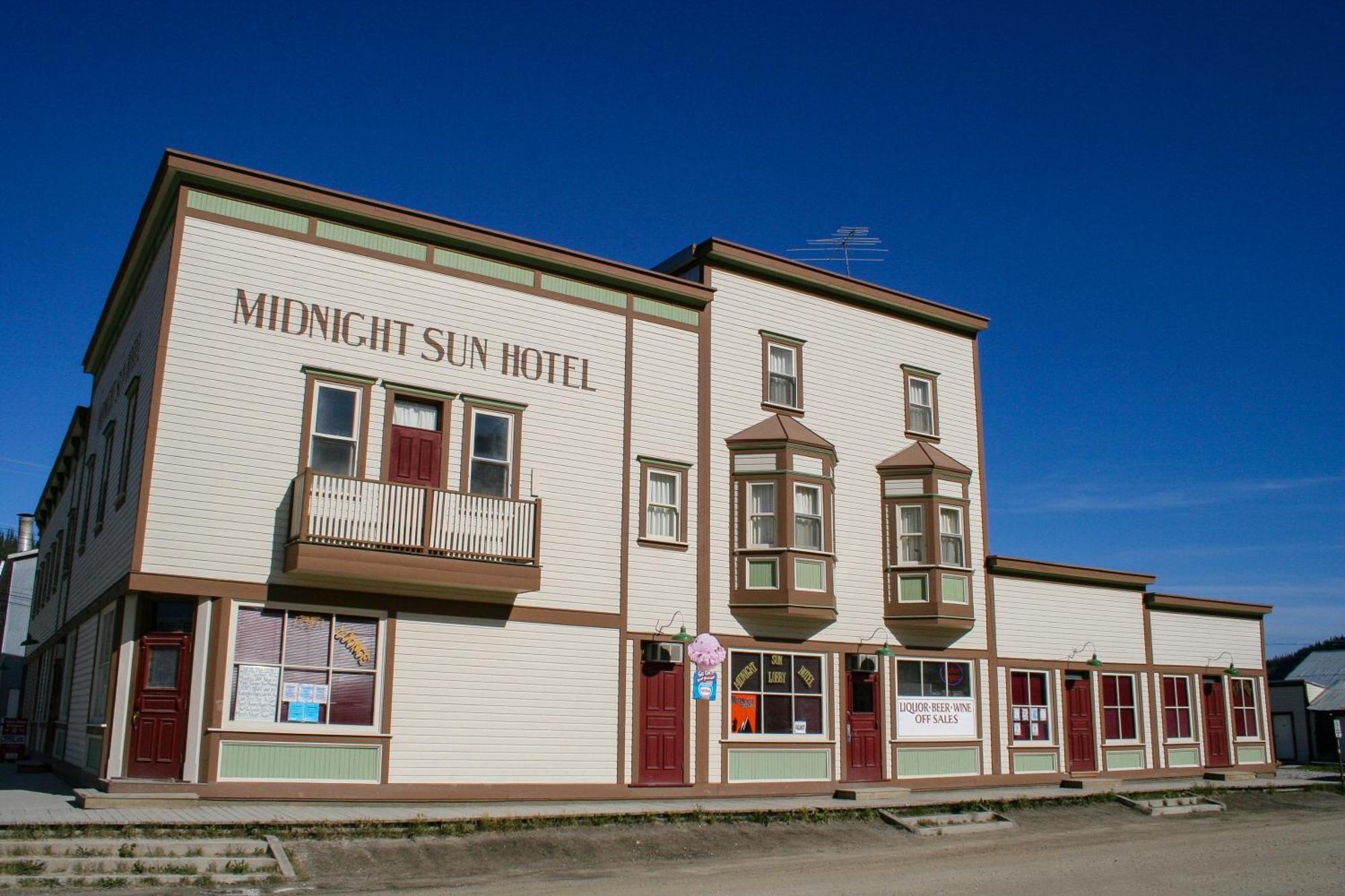 Midnight Sun, A Coast Hotel Dawson City Bagian luar foto