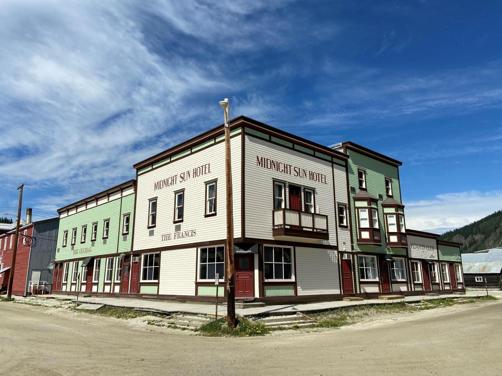Midnight Sun, A Coast Hotel Dawson City Bagian luar foto